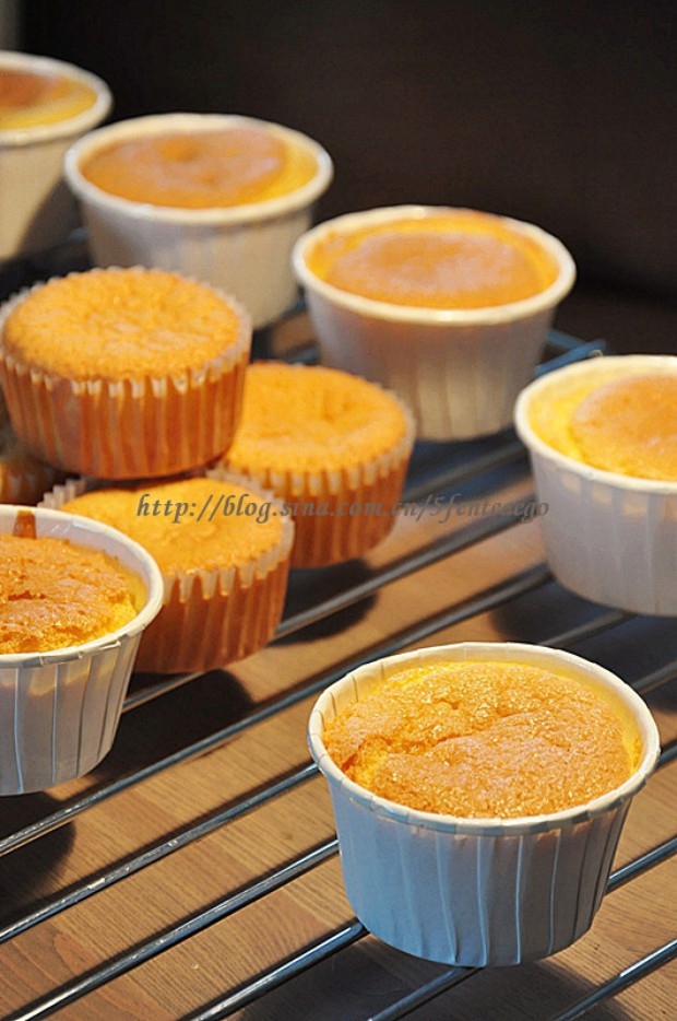 淡奶油海绵纸杯蛋糕