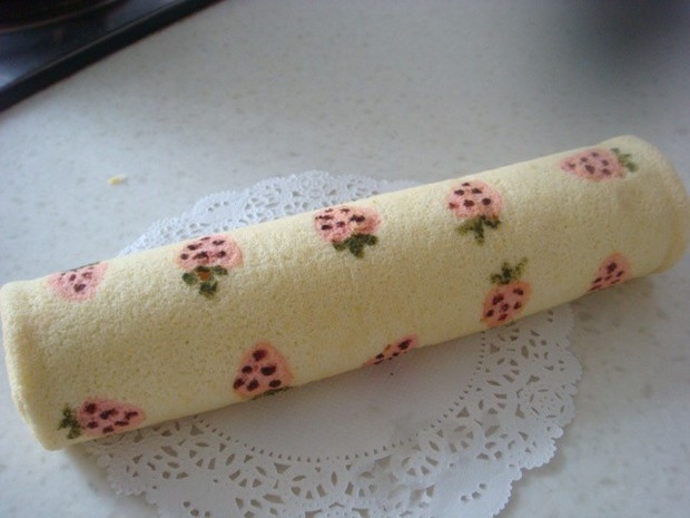 草莓彩绘蛋糕卷