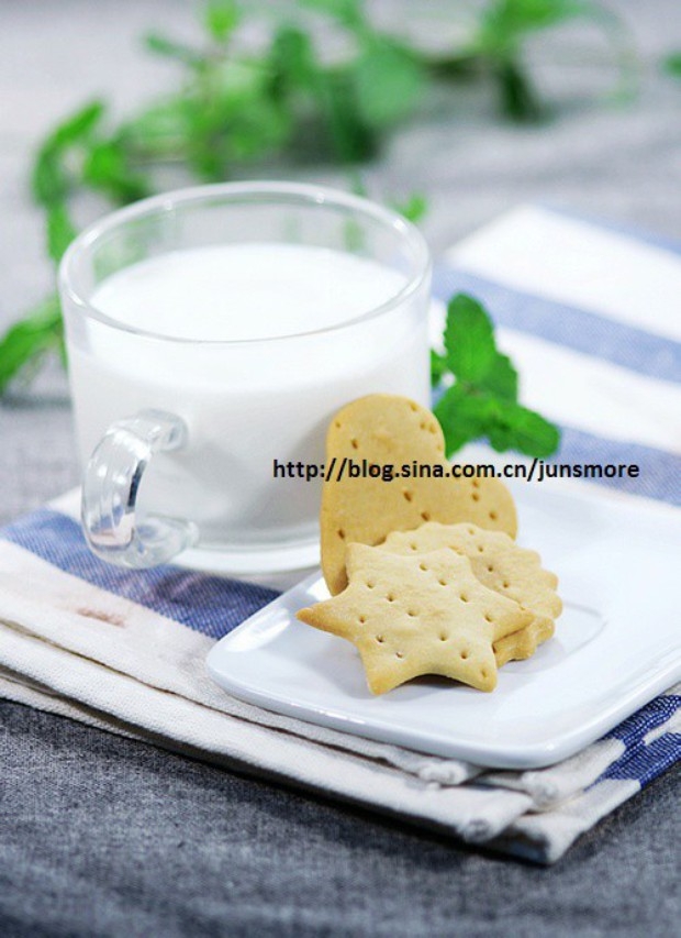 牛奶饼干