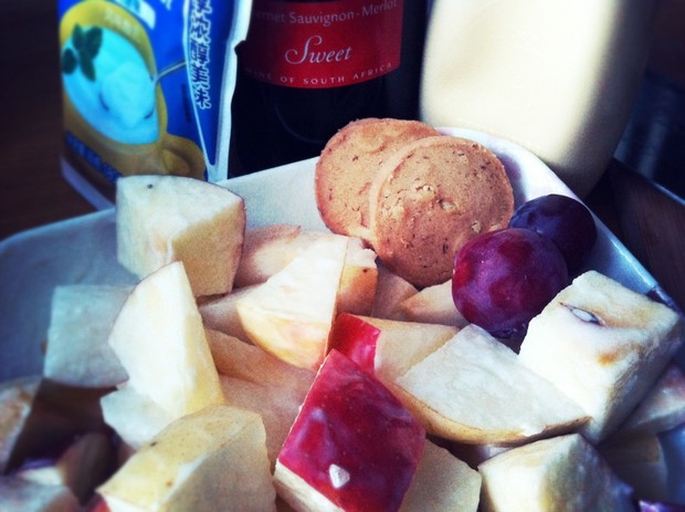 沙拉红酒配曲奇