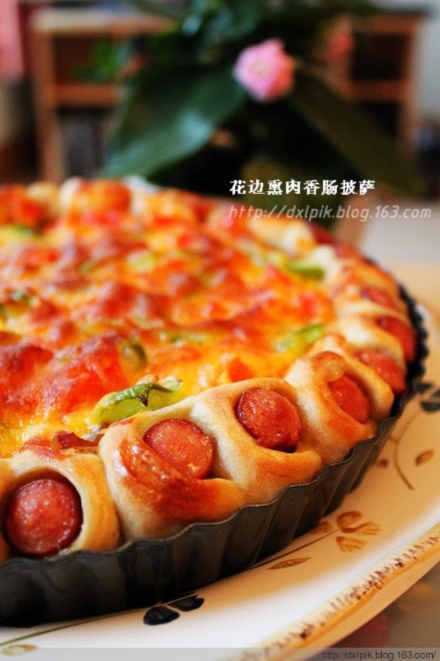 花边香肠熏肉披萨