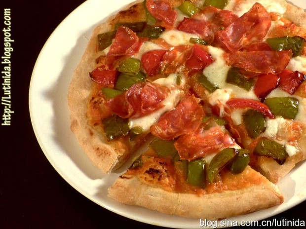 辣味肉肠彩椒批萨