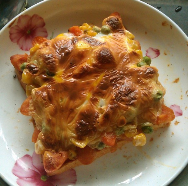 鸡蛋杂粒吐司披萨