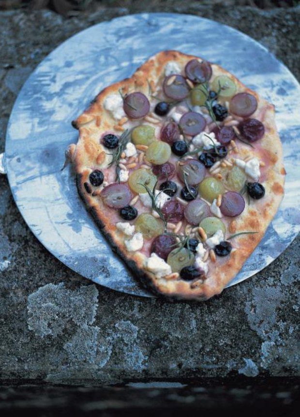 绿色和红葡萄，迷迭香，松子及纯素凝乳比萨馅料