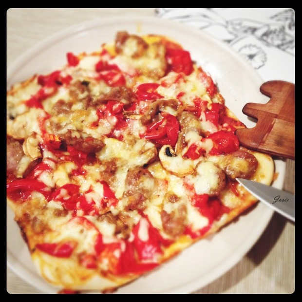 意大利腊肠芝士拉丝披萨