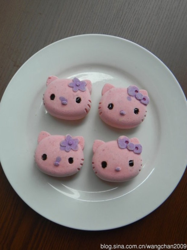 KT猫粉色草莓慕斯