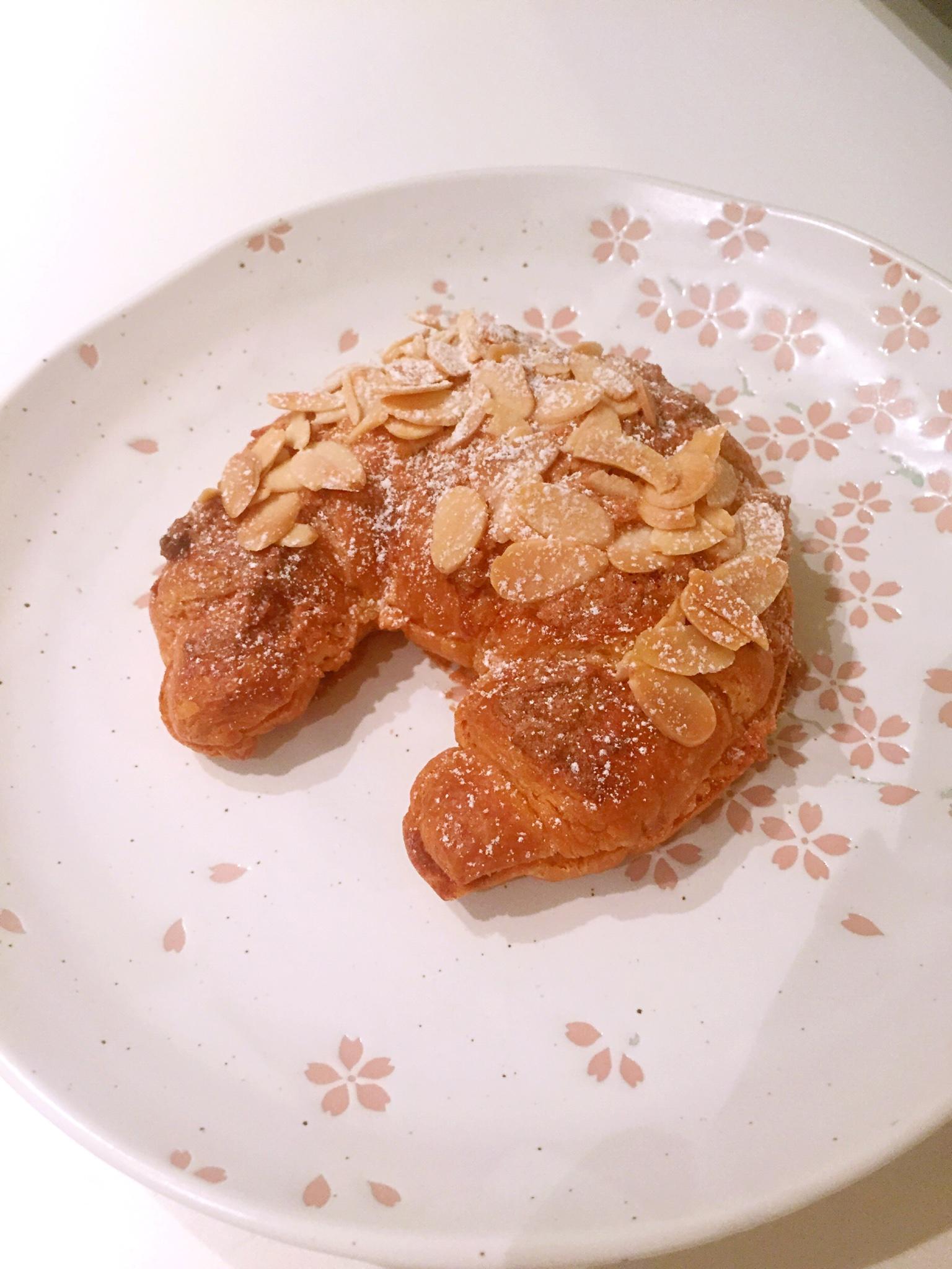 杏仁牛角面包